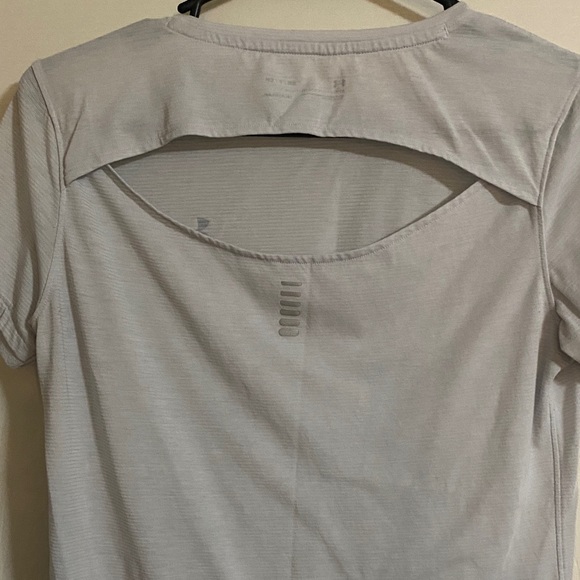 6 Under Armour Women’s Short Sleeve Tees - Black, Pink, Gray, and Maroon S M - Picture 9 of 13